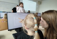 Deváťáci učí prvňáčky 