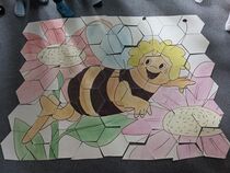 895